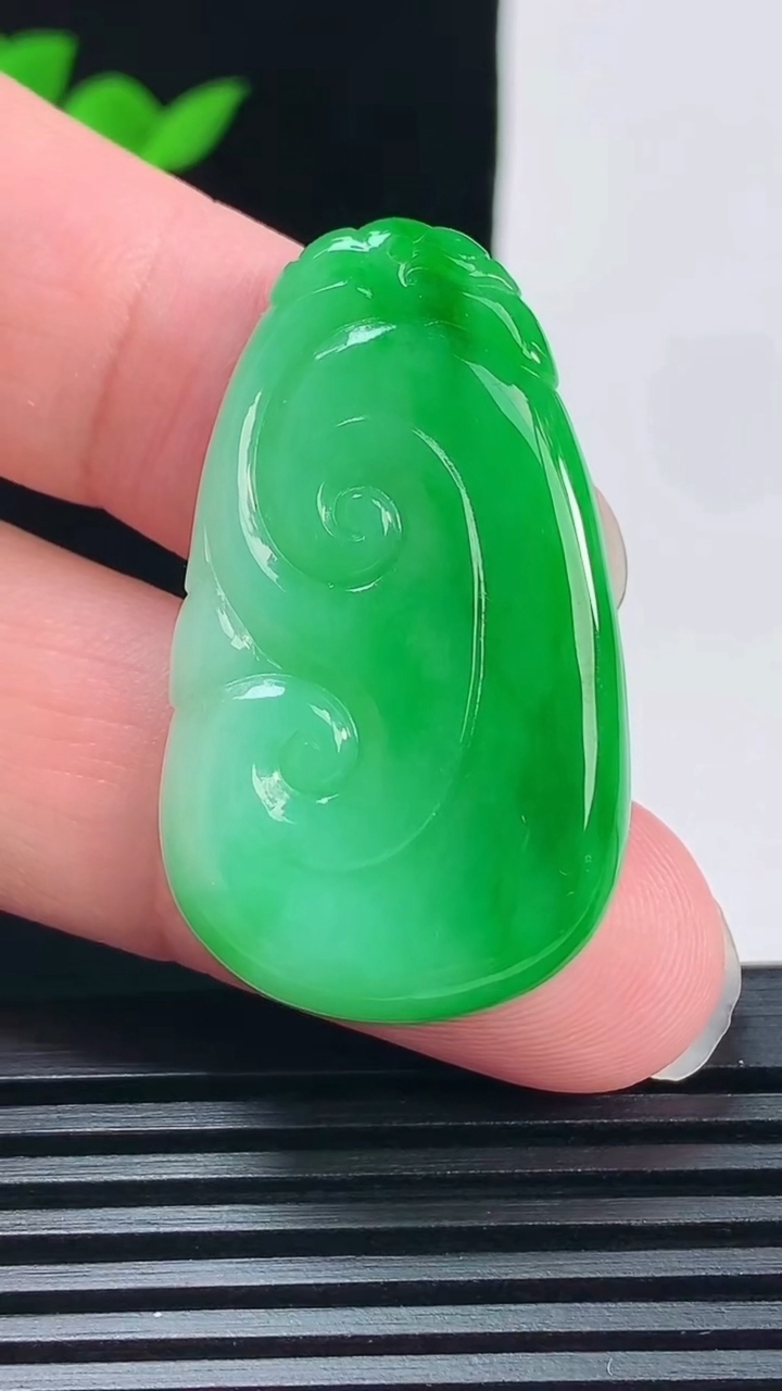 天然A货翡翠如意吊坠，尺寸39-22.5-5 重量:9.04g
6月11日