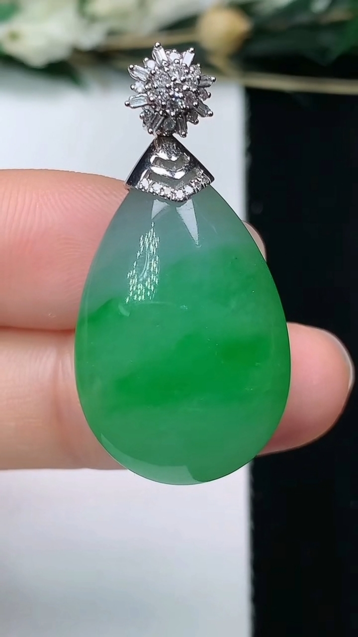 天然A货翡翠水滴吊坠，尺寸23.2-17.5-9.4，重量:7.59g
6月11日