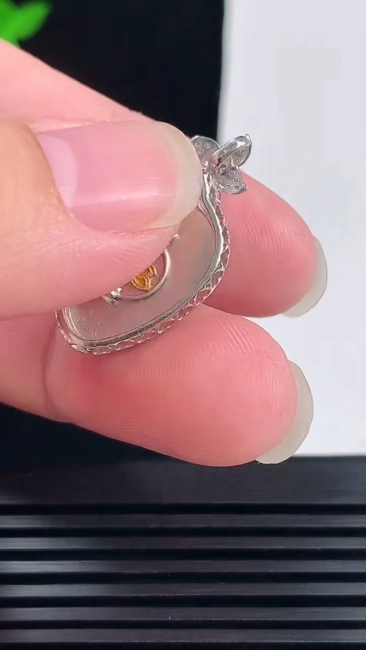 天然A货翡翠金枝玉叶 叶子吊坠，尺寸28-15.6-7.6，裸石18-13 重量:4.02g
6月11日