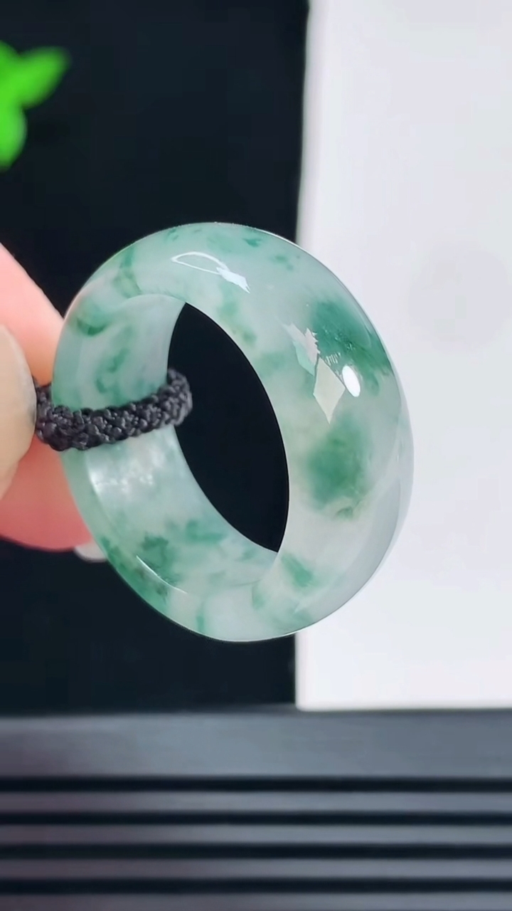 天然A货翡翠冰种飘花玉指环 戒指，尺寸19.8-9-3.6 重量:7.15g2026年6月11日
工