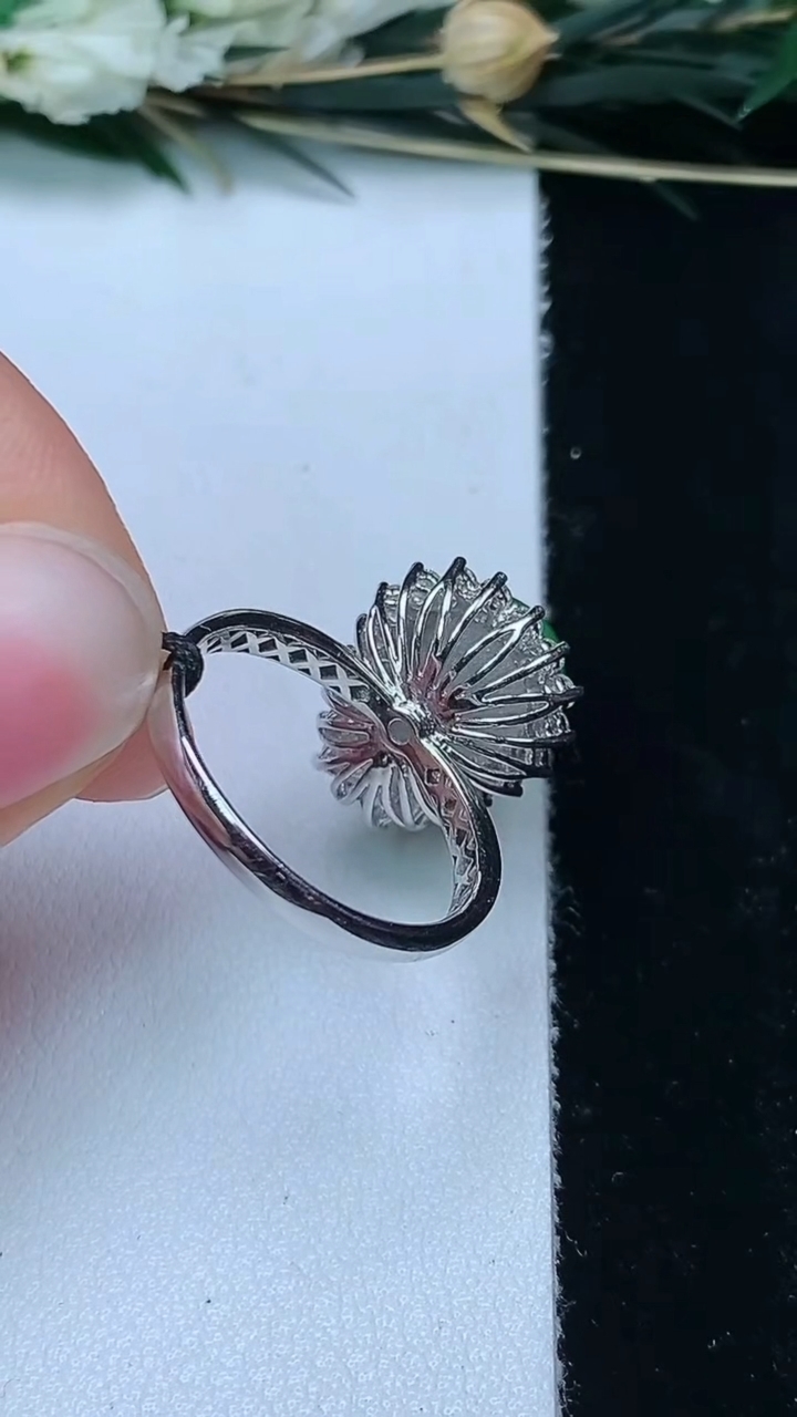 天然A货翡翠葫芦戒指，尺寸17.3-11.4-8.4，重量:4.25g2026年6月11日
工厂直销收藏佳品,种好水足，色泽均匀，有种有色，上手高大气！