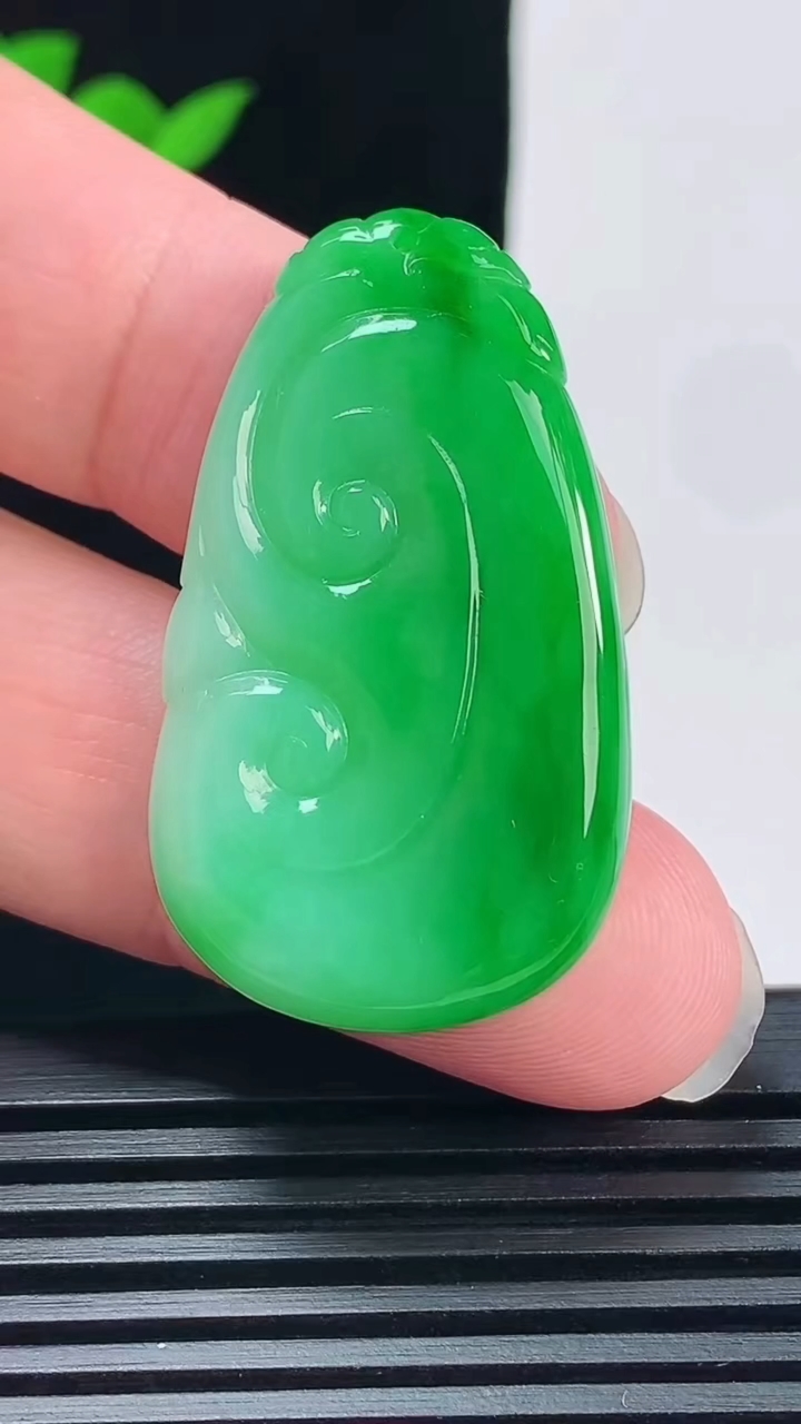 天然A货翡翠如意吊坠，尺寸39-22.5-5 重量:9.04g
6月11日