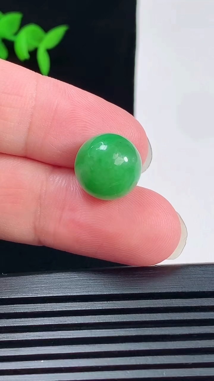 天然A货翡翠圆珠吊坠，尺寸13 重量:3.67g6月11日
工厂直销收藏佳品,种好水足，色泽均匀，有