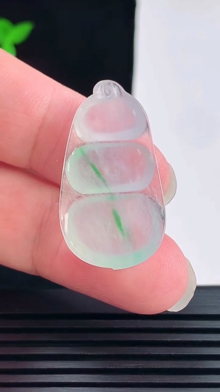 天然A货翡翠福豆镶嵌件，尺寸32.5-18-4 重量:3.69g
6月11日