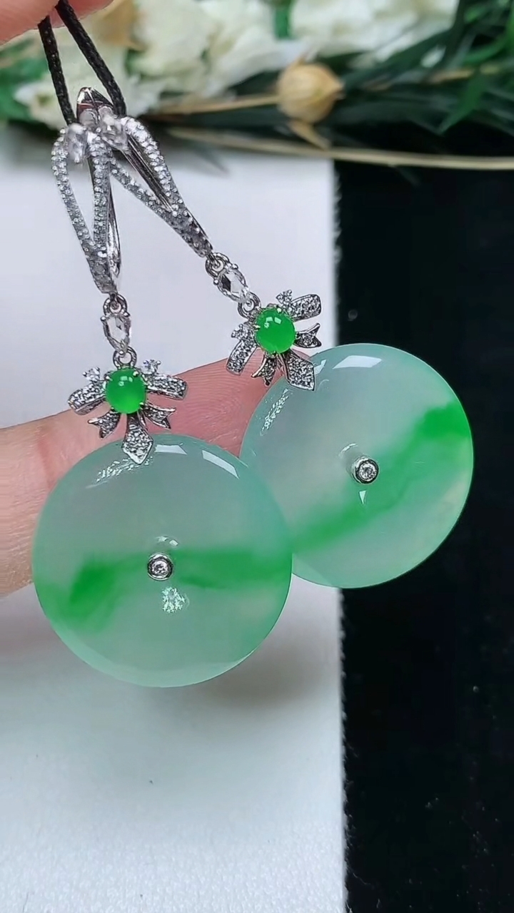 天然A货翡翠平安扣耳坠，尺寸19.7-3.9，重量:9.01g
6月11日