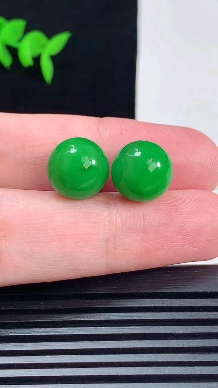 天然A货翡翠圆珠吊坠一对，尺寸12 重量:5.86g6月11日
工厂直销收藏佳品,种好水足，色泽均匀
