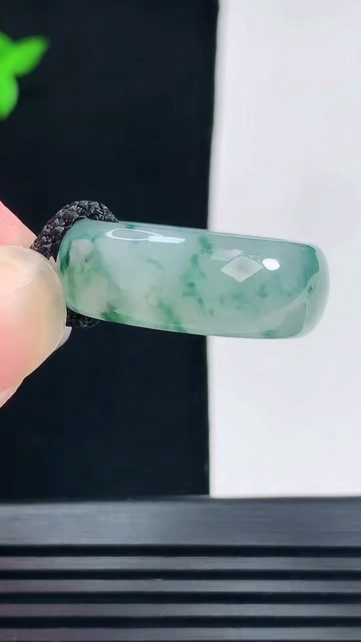 天然A货翡翠冰种飘花玉指环 戒指，尺寸19.8-9-3.6 重量:7.15g2026年6月11日
工厂直销收藏佳品,种好水足，色泽均匀，有种有色，上手高大气！