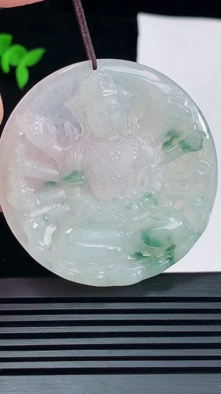 天然A货翡翠飘花千手观音菩萨吊坠，尺寸51-5.5 重量:25.98g
6月11日