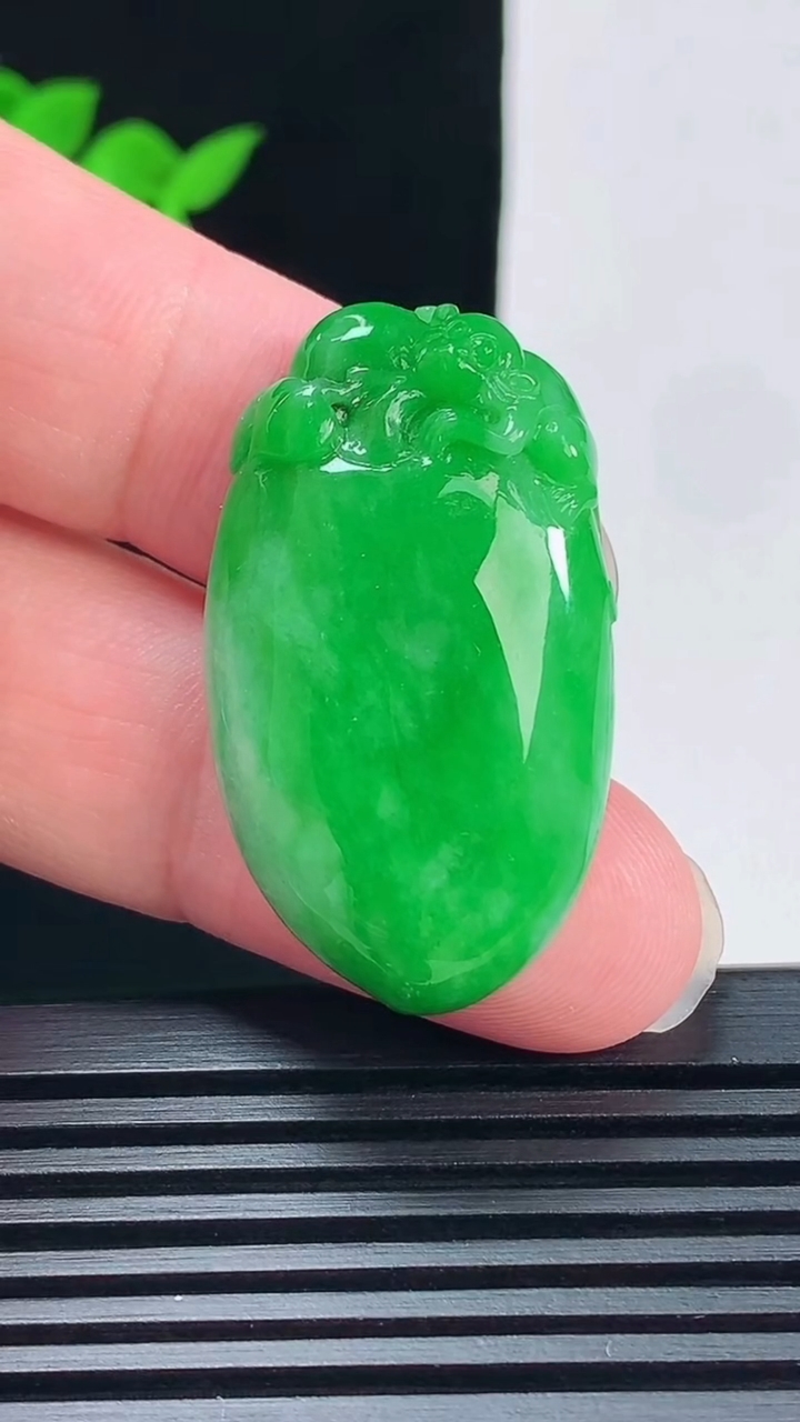 天然A货翡翠寿桃吊坠，尺寸36.6-21-9 重量:13.60g
6月11日