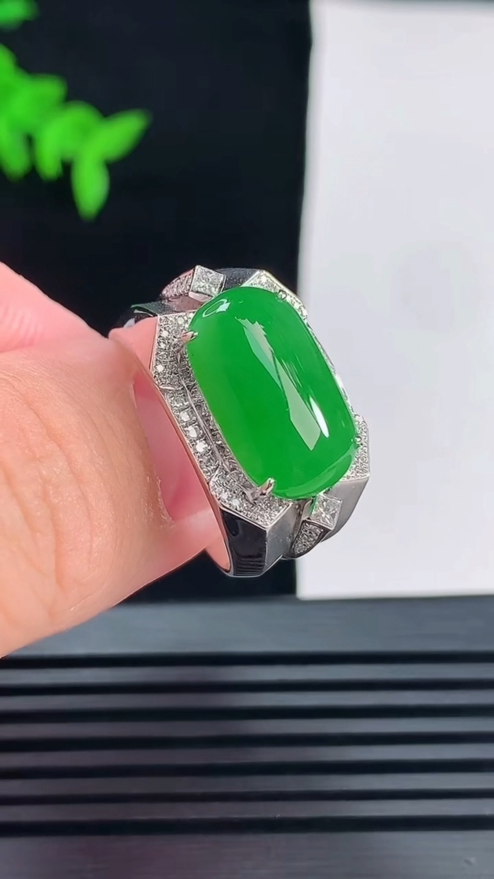 天然A货翡翠马鞍戒指，尺寸20-16-9.5-7.2 重量:10.21g2026年6月11日
工厂直