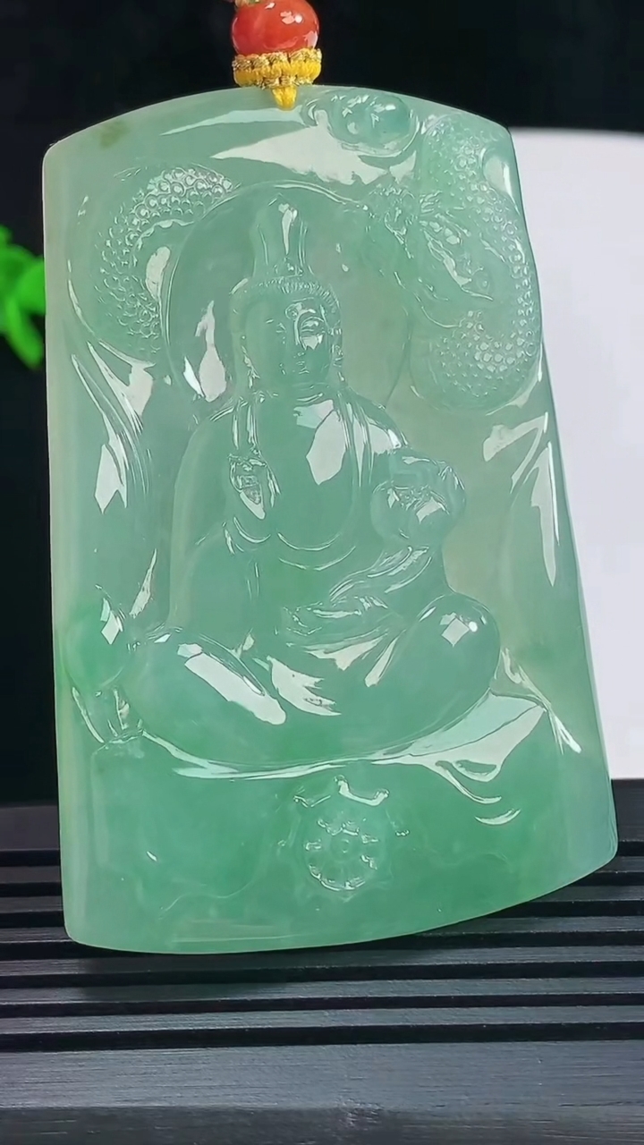 天然A货翡翠祥龙大势至菩萨吊坠，尺寸67-45-5.6 重量:42.11g
6月11日