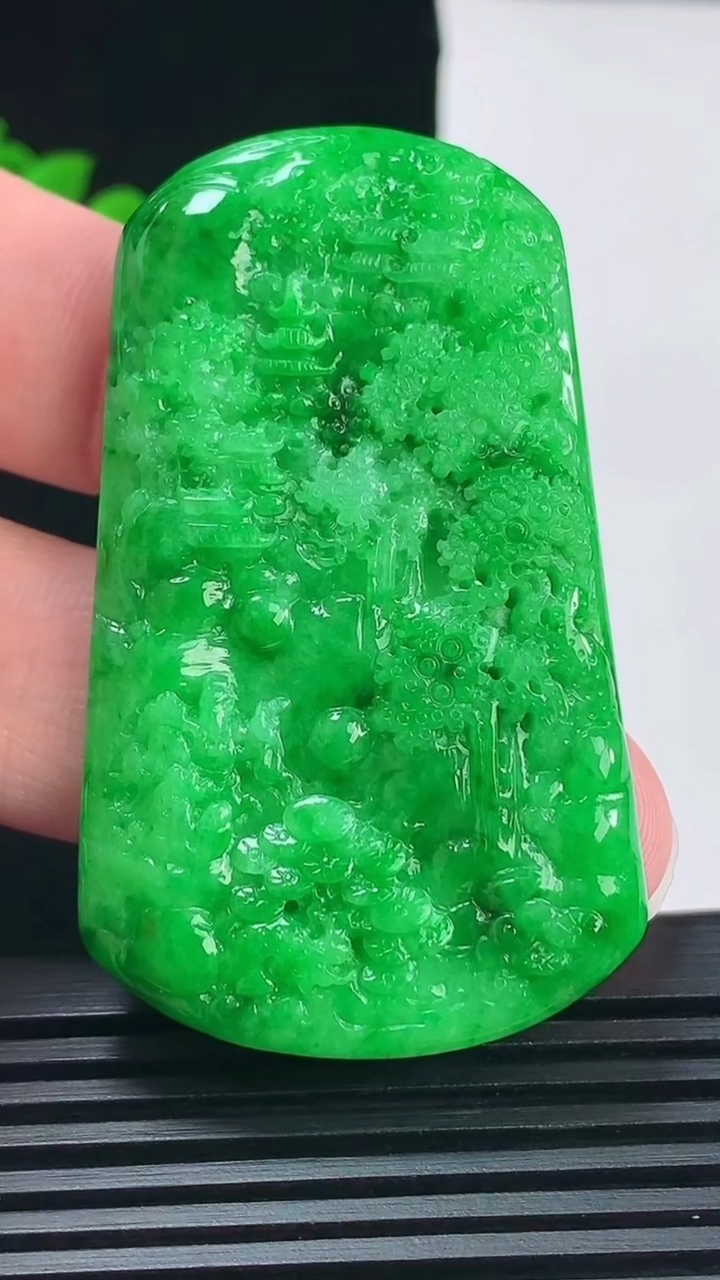 天然A货翡翠山水牌吊坠，尺寸57-34-5.8 重量:26.19g
6月11日