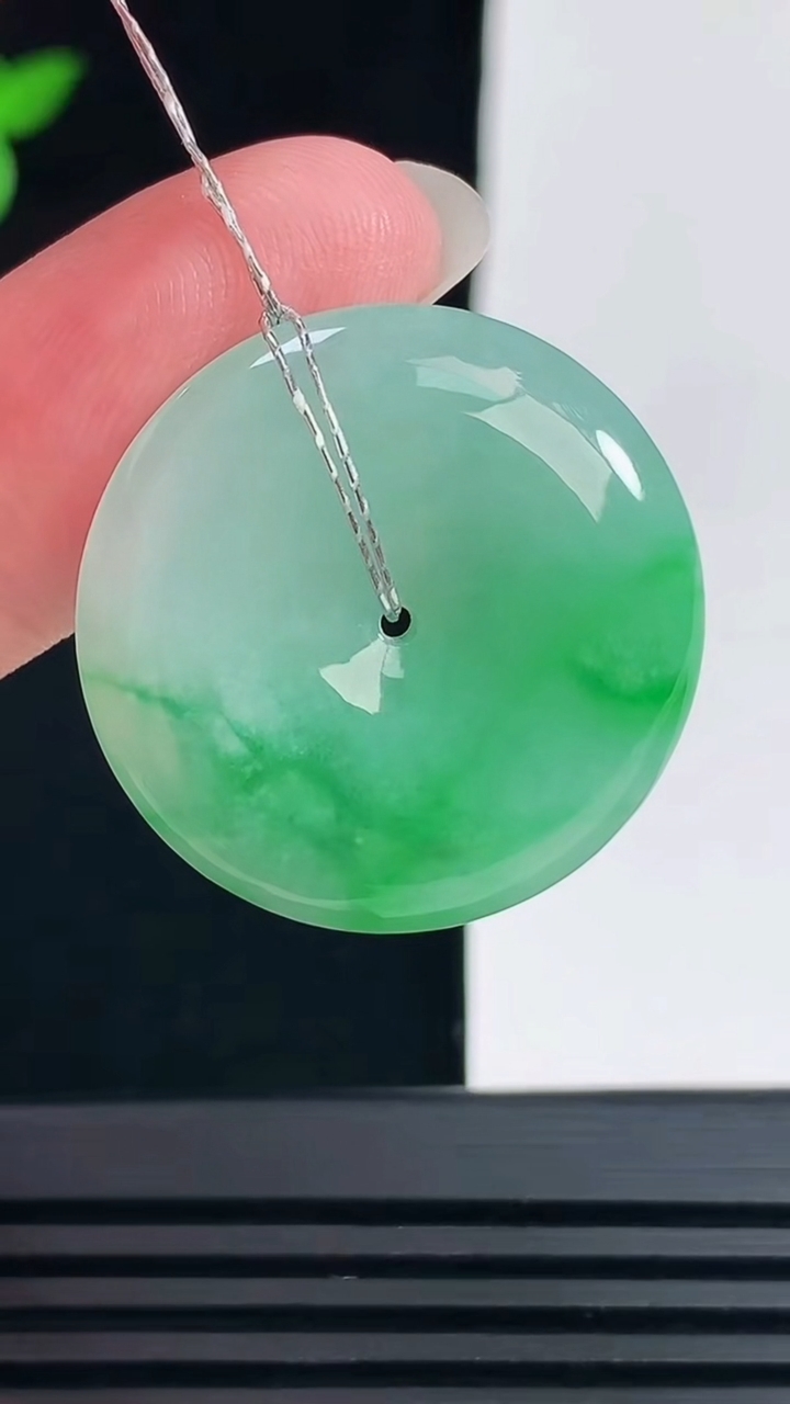 天然A货翡翠平安扣吊坠，尺寸26.5-5.6 重量:8.42g
6月11日