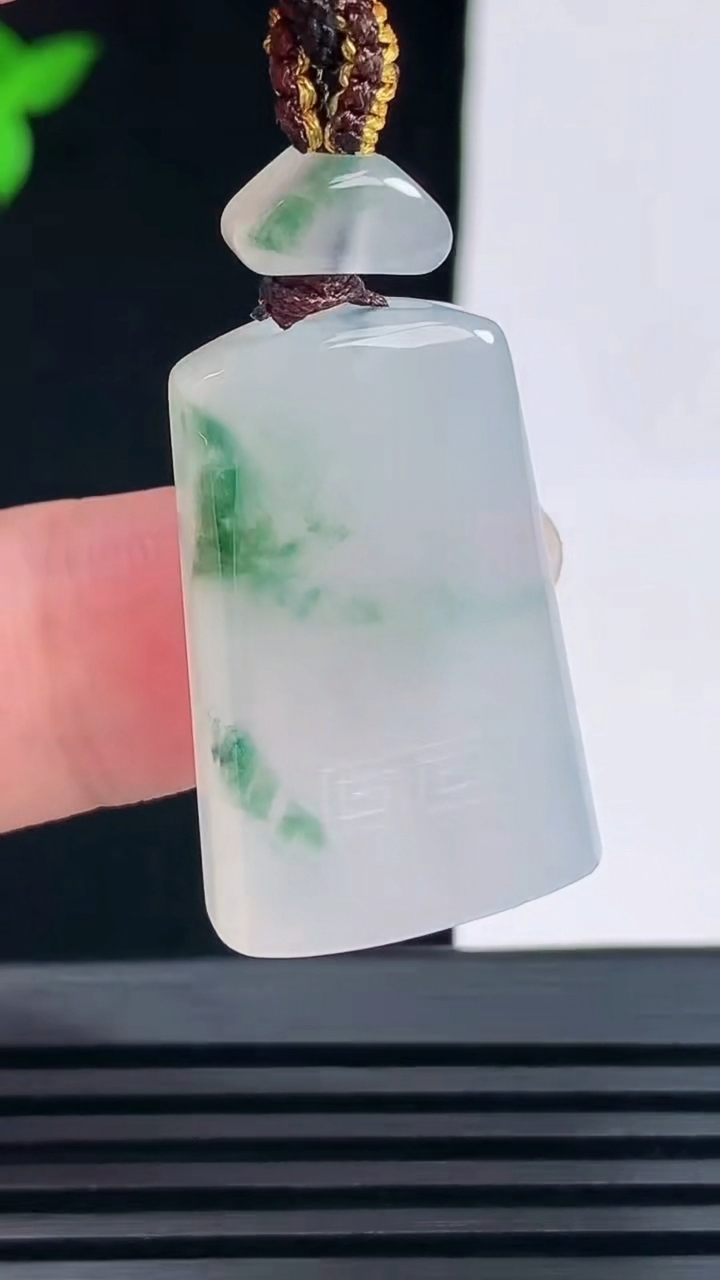 天然A货翡翠冰种飘花仿古无事牌吊坠，尺寸30.5-19.5-5.8 重量:10.59g
6月11日
