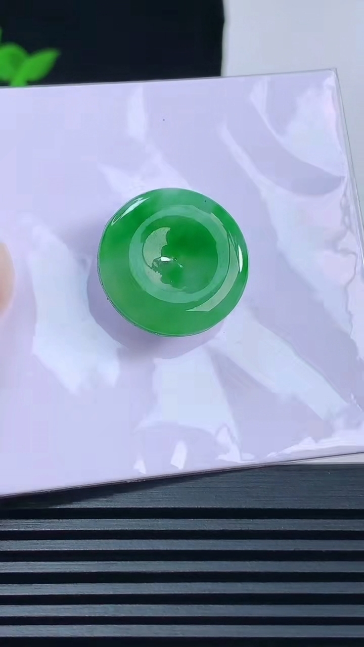 天然A货翡翠平安扣镶嵌件，尺寸20-2 重量:3.73g
6月11日