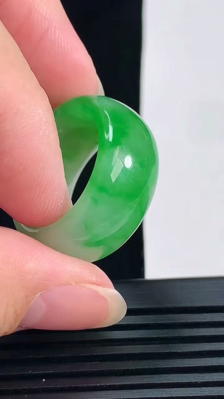 天然A货翡翠素面玉指环 戒指，尺寸19-12-5 重量:11.81g2026年6月11日
工厂直销收藏佳品,种好水足，色泽均匀，有种有色，上手高大气！