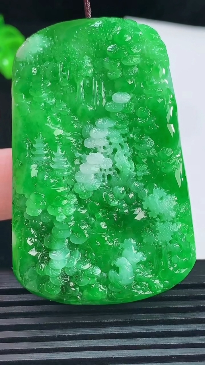 天然A货翡翠山水牌吊坠，尺寸58.6-37-7 重量:35.38g
6月12日