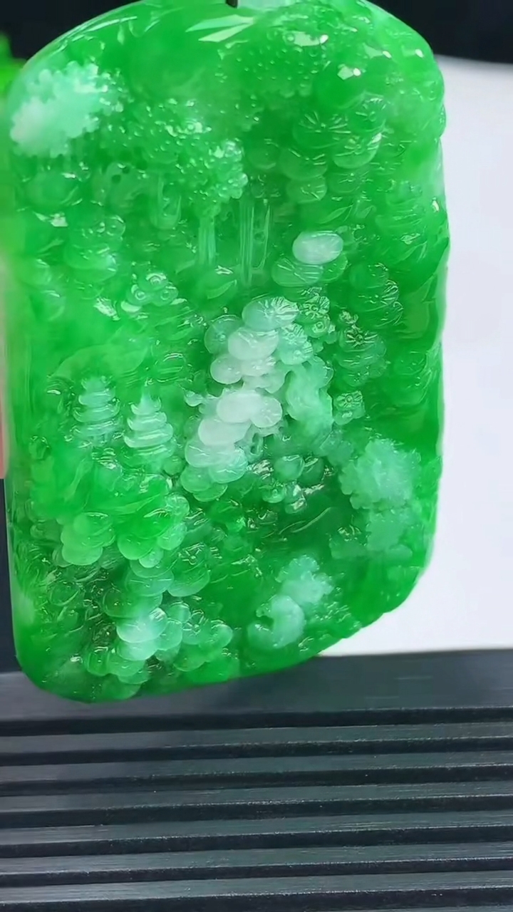 天然A货翡翠山水牌吊坠，尺寸58.6-37-7 重量:35.38g
6月12日