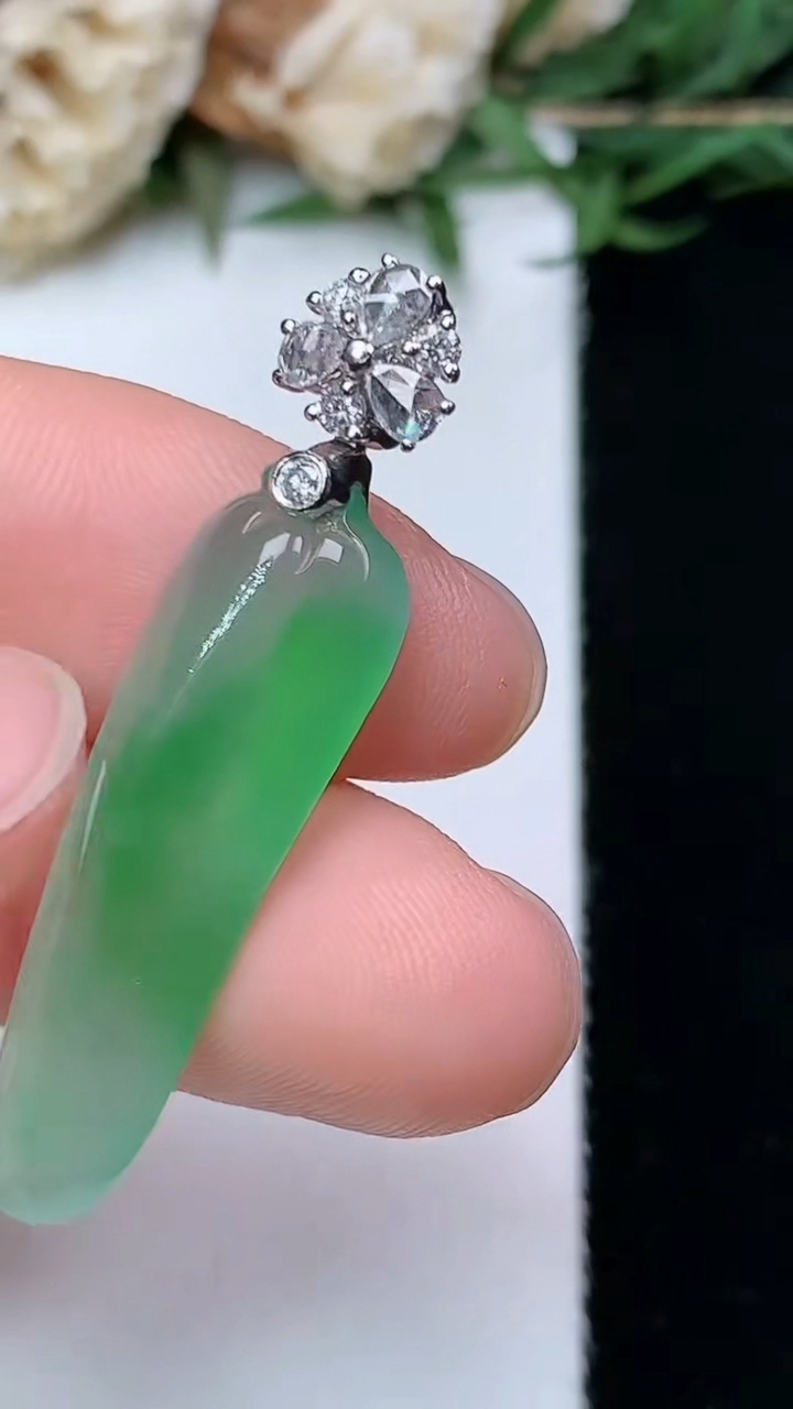 天然A货翡翠福瓜吊坠，尺寸29.6-9-5.8，重量:3.46g
6月12日