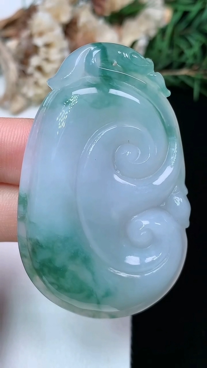 天然A货翡翠飘花如意吊坠，尺寸52.6-33-6，重量:19.02g
6月12日