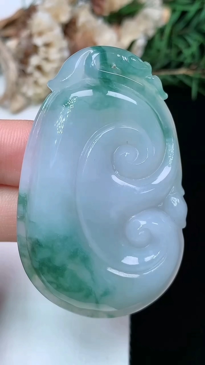 天然A货翡翠飘花如意吊坠，尺寸52.6-33-6，重量:19.02g
6月12日