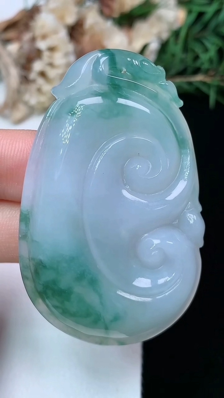 天然A货翡翠飘花如意吊坠，尺寸52.6-33-6，重量:19.02g
6月12日