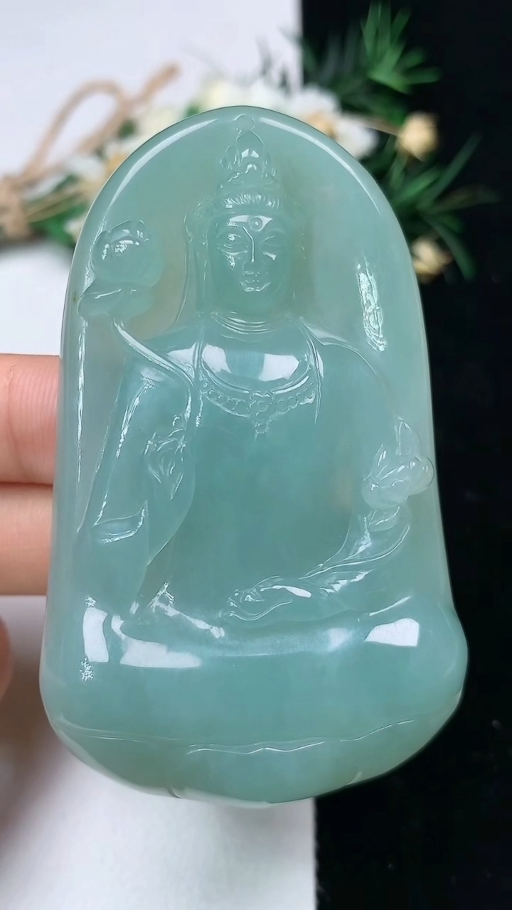 天然A货翡翠大势至观音菩萨吊坠，尺寸66.4-40-10，重量:50.00g
6月12日