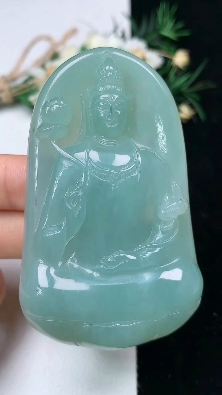 天然A货翡翠大势至观音菩萨吊坠，尺寸66.4-40-10，重量:50.00g
6月12日