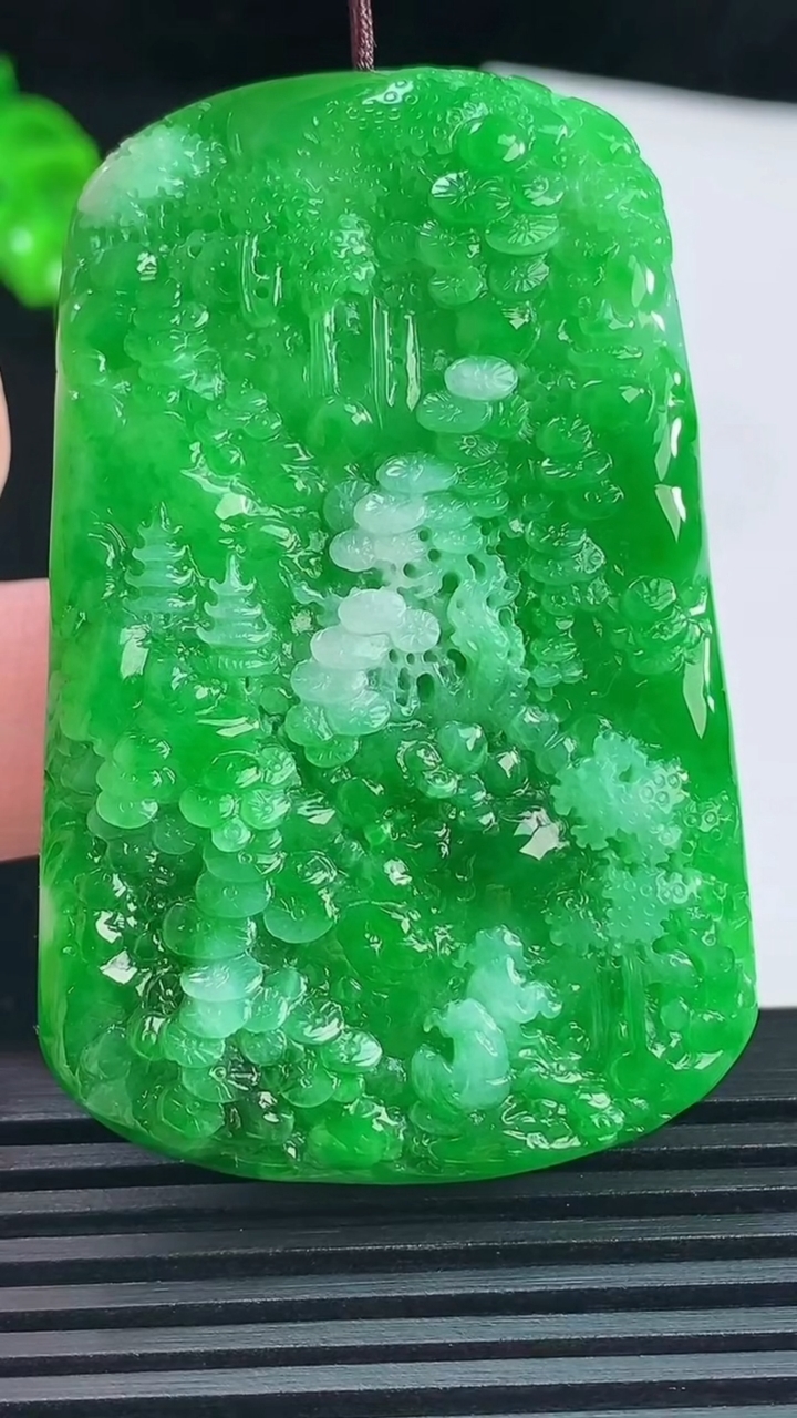 天然A货翡翠山水牌吊坠，尺寸58.6-37-7 重量:35.38g
6月12日