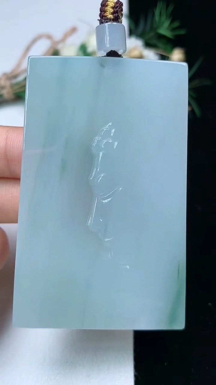 天然A货翡翠佛头吊坠，尺寸63.3-41-6.2，重量:51.25g
6月12日