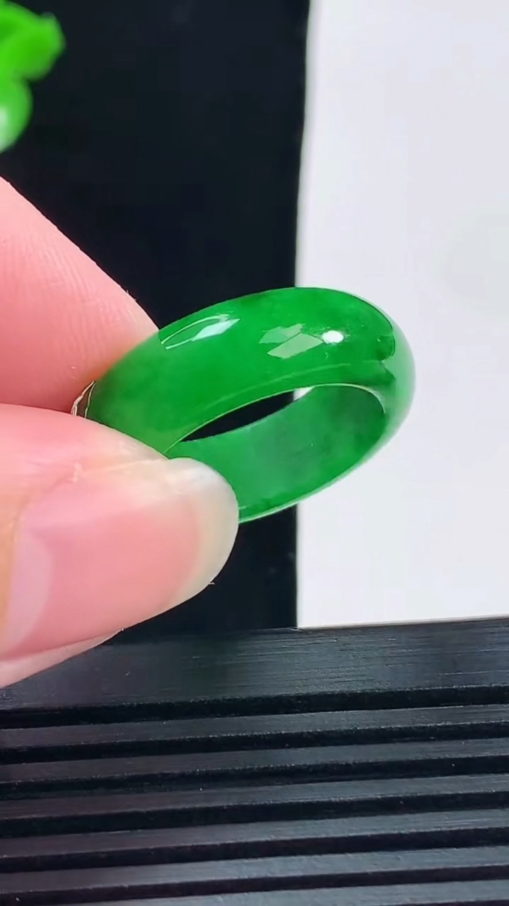 天然A货翡翠玉指环 戒指，尺寸17.2-6.8-3.5 重量:4.88g2026年6月12日
工厂直销收藏佳品,种好水足，色泽均匀，有种有色，上手高大气！