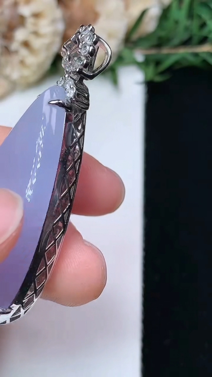 天然A货翡翠紫罗兰水滴吊坠，尺寸39-21.7-9.5，重量:14.40g
6月12日