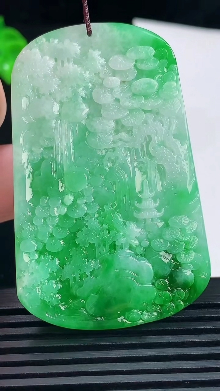 天然A货翡翠山水牌吊坠，尺寸58.6-37-7 重量:35.38g
6月12日