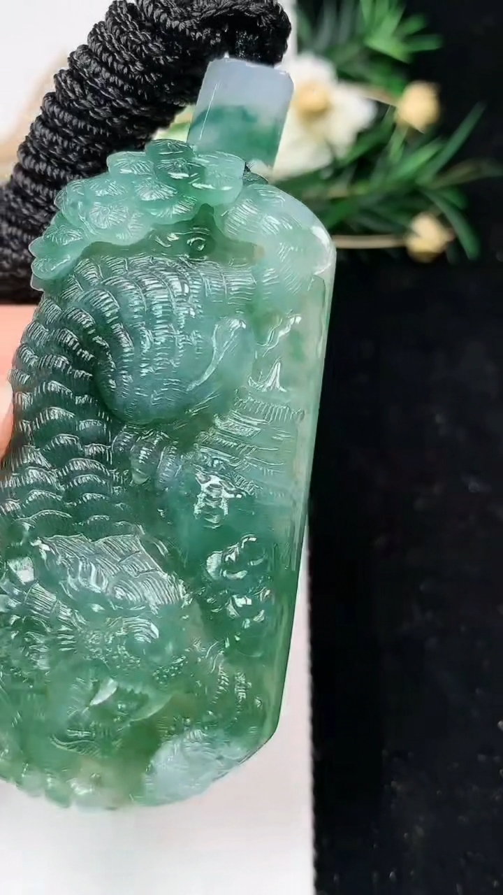 天然A货翡翠生肖虎吊坠，尺寸63.5-34.3-12.2，重量:57.02g
6月12日