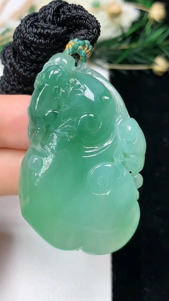 天然A货翡翠如意吊坠，尺寸47.2-29-10.2，重量:27.54g
6月12日