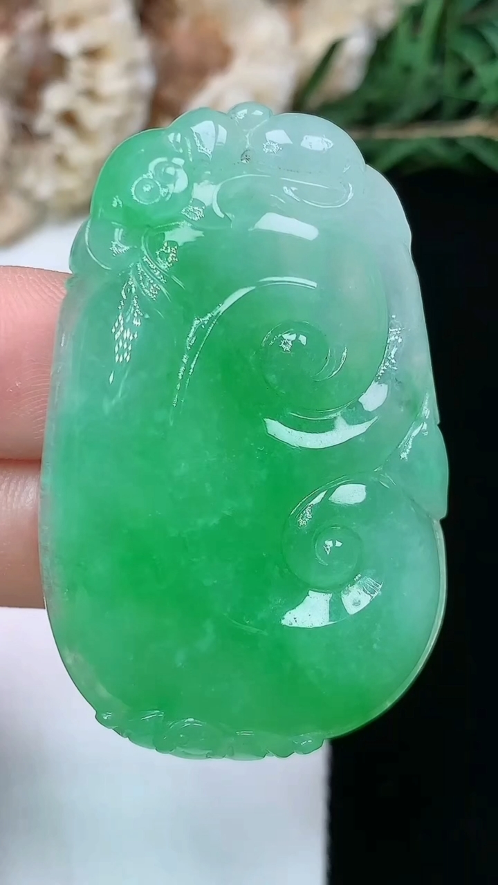 天然A货翡翠如意吊坠，尺寸44.6-28.4-6.3，重量:15.98g
6月12日