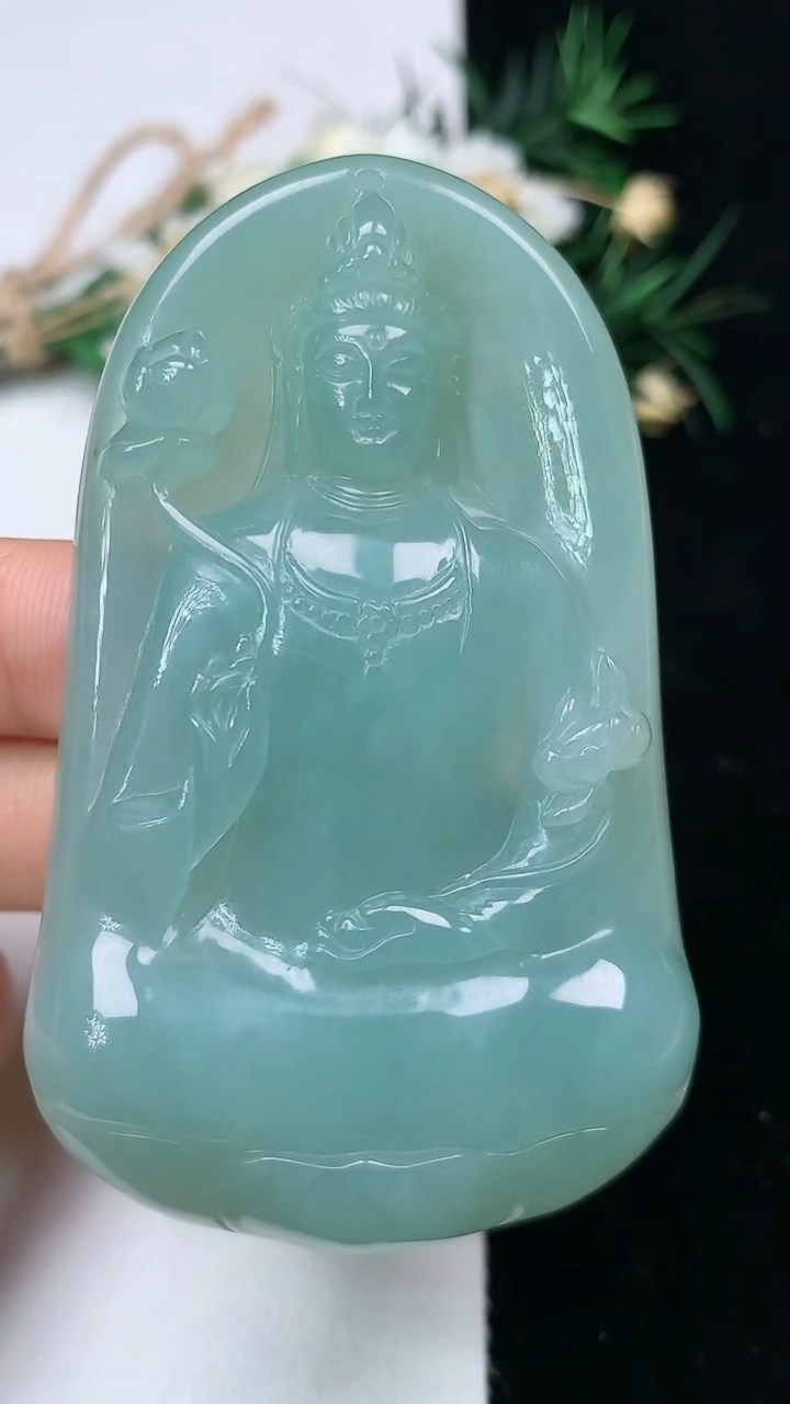 天然A货翡翠大势至观音菩萨吊坠，尺寸66.4-40-10，重量:50.00g
6月12日