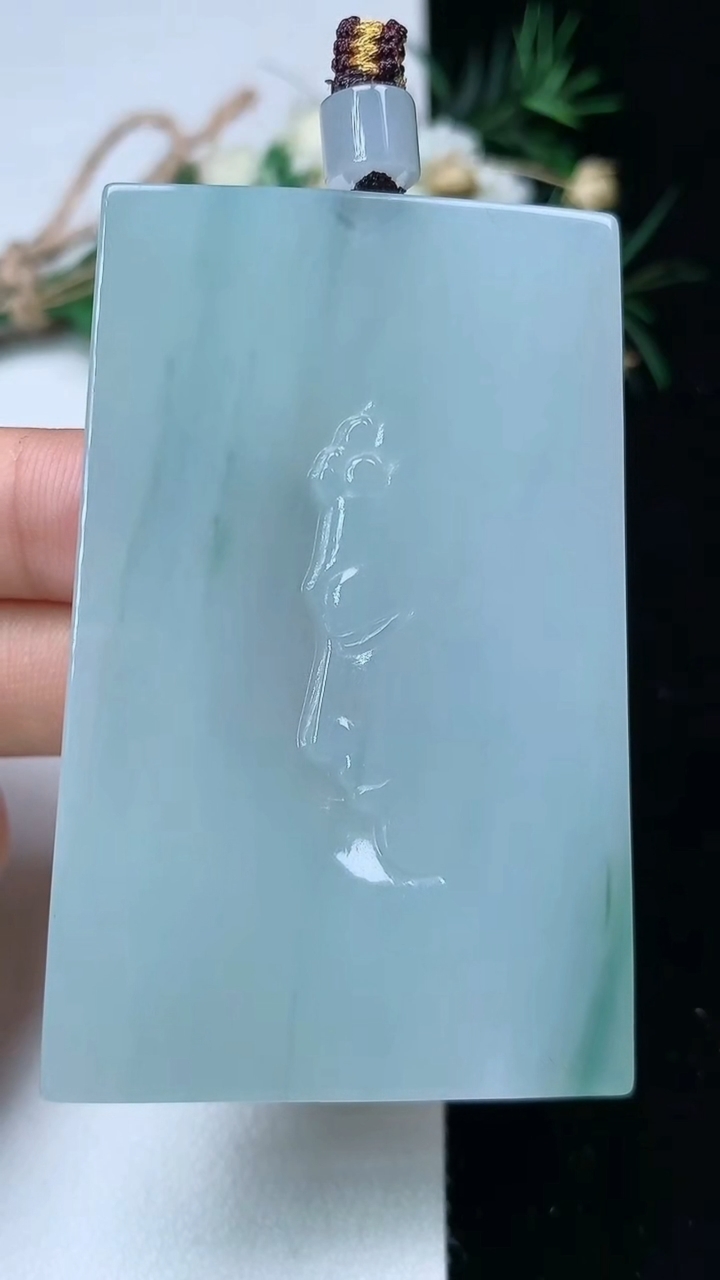 天然A货翡翠佛头吊坠，尺寸63.3-41-6.2，重量:51.25g
6月12日