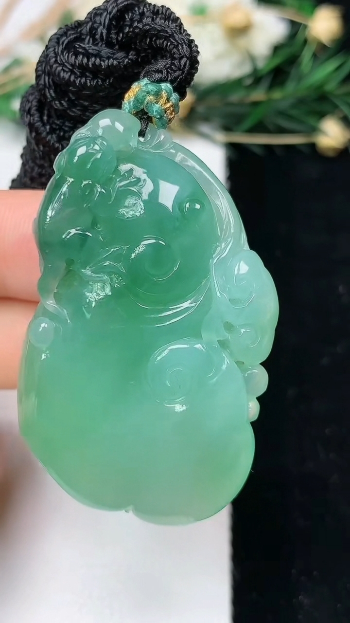 天然A货翡翠如意吊坠，尺寸47.2-29-10.2，重量:27.54g
6月12日