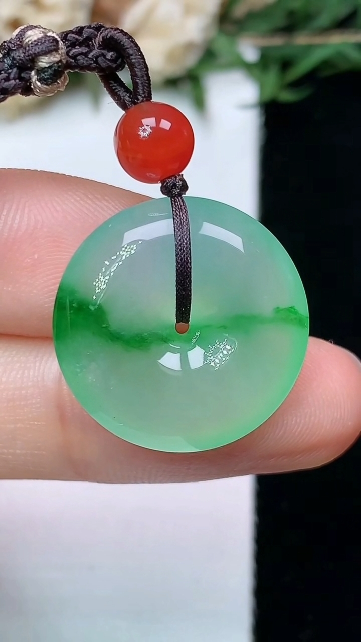 天然A货翡翠平安扣吊坠，尺寸19.8-5.4，重量:5.62g
6月12日