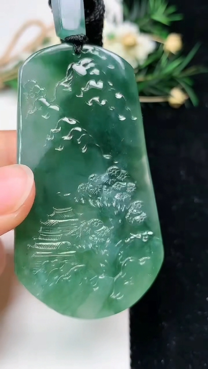 天然A货翡翠生肖虎吊坠，尺寸63.5-34.3-12.2，重量:57.02g
6月12日