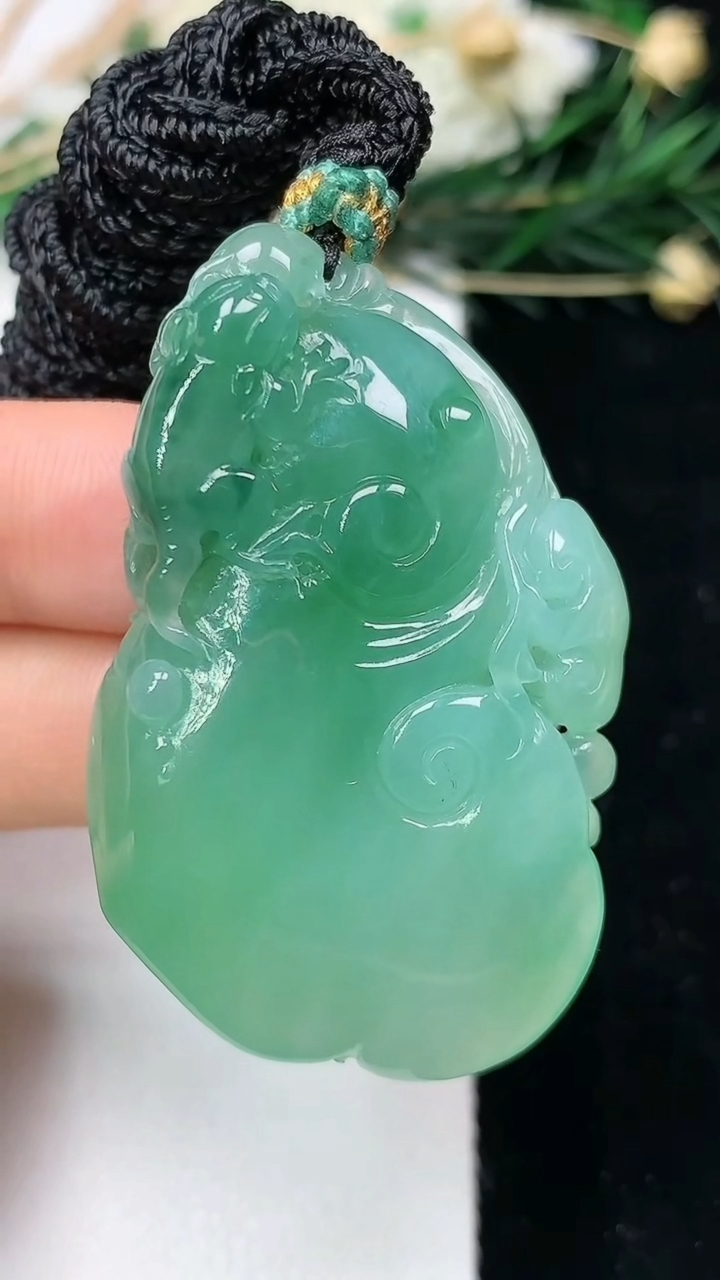 天然A货翡翠如意吊坠，尺寸47.2-29-10.2，重量:27.54g
6月12日