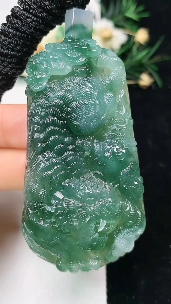 天然A货翡翠生肖虎吊坠，尺寸63.5-34.3-12.2，重量:57.02g
6月12日