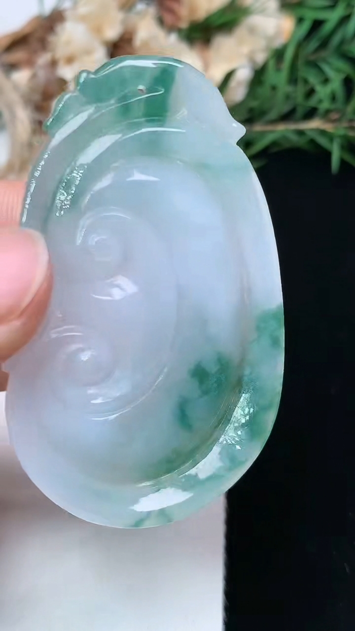 天然A货翡翠飘花如意吊坠，尺寸52.6-33-6，重量:19.02g
6月12日