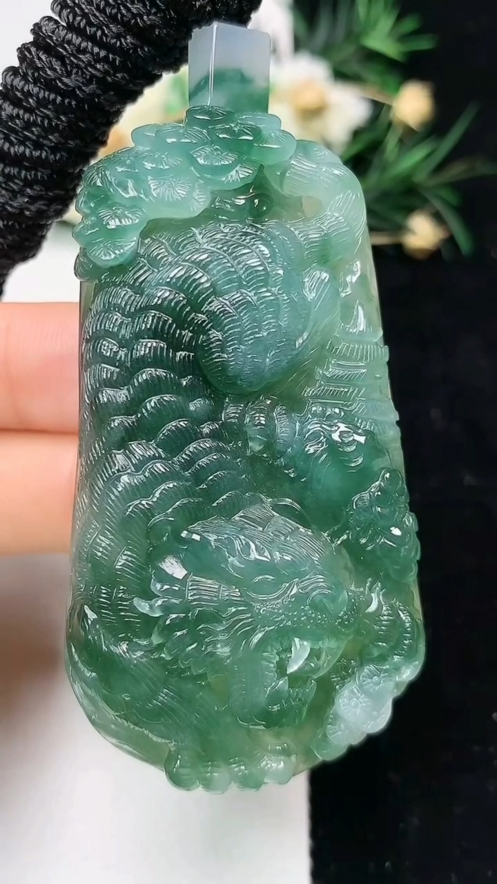 天然A货翡翠生肖虎吊坠，尺寸63.5-34.3-12.2，重量:57.02g
6月12日