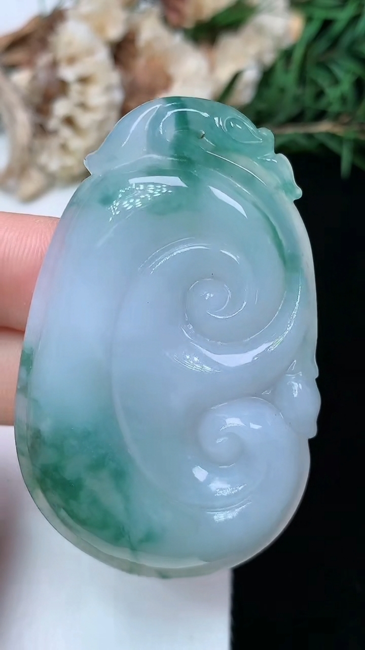 天然A货翡翠飘花如意吊坠，尺寸52.6-33-6，重量:19.02g
6月12日
