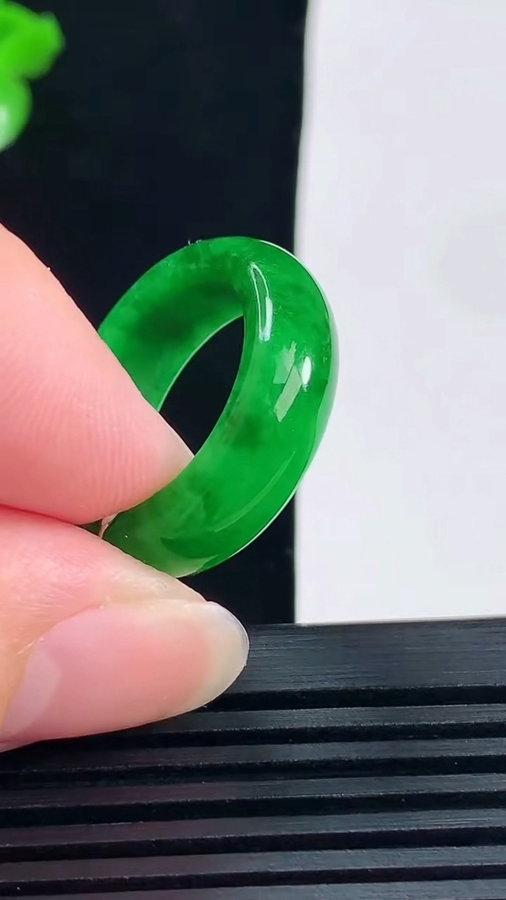 天然A货翡翠玉指环 戒指，尺寸17.2-6.8-3.5 重量:4.88g2026年6月12日
工厂直销收藏佳品,种好水足，色泽均匀，有种有色，上手高大气！