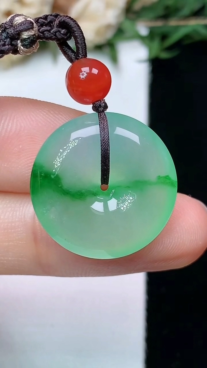 天然A货翡翠平安扣吊坠，尺寸19.8-5.4，重量:5.62g
6月12日