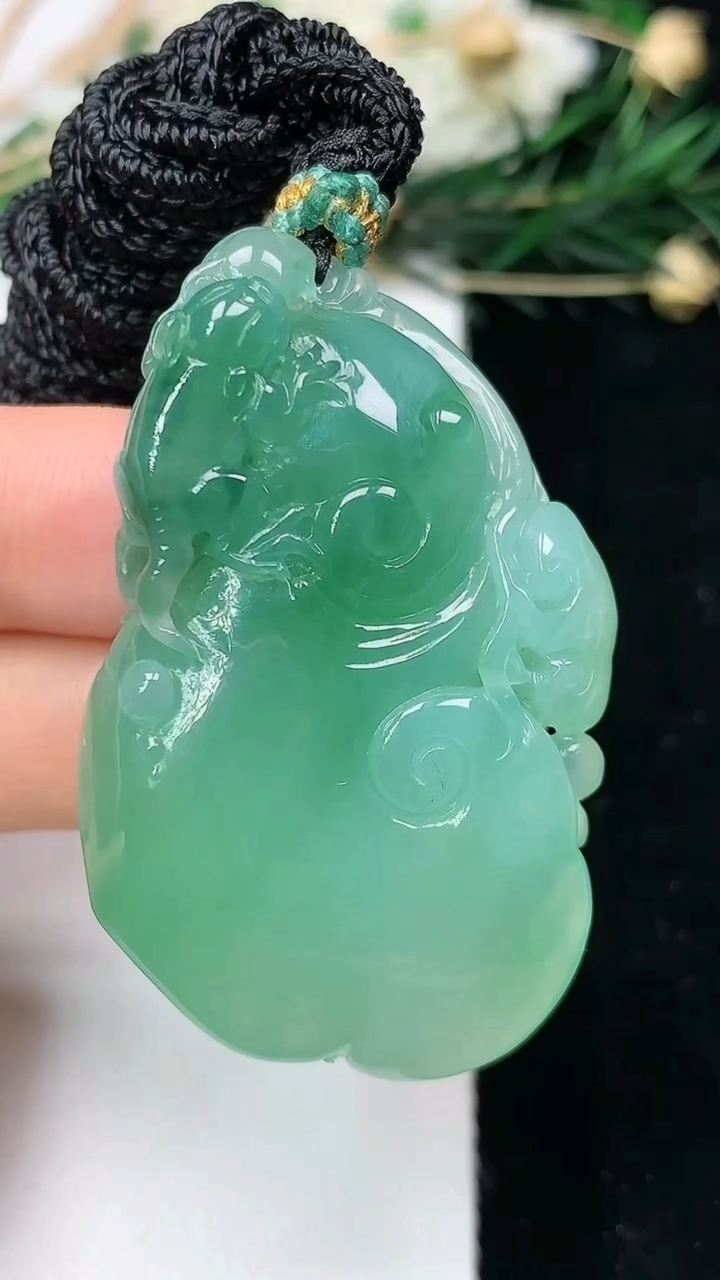 天然A货翡翠如意吊坠，尺寸47.2-29-10.2，重量:27.54g
6月12日