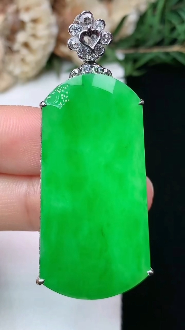 天然A货翡翠无事牌吊坠，尺寸41.3-20.9-6.4，重量:13.78g
6月12日